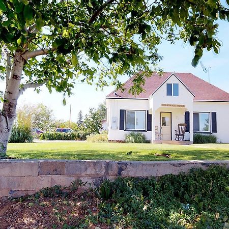 Hot Tub And Grandma'S Cottage, Charming And Nostalgic Blanding Eksteriør bilde